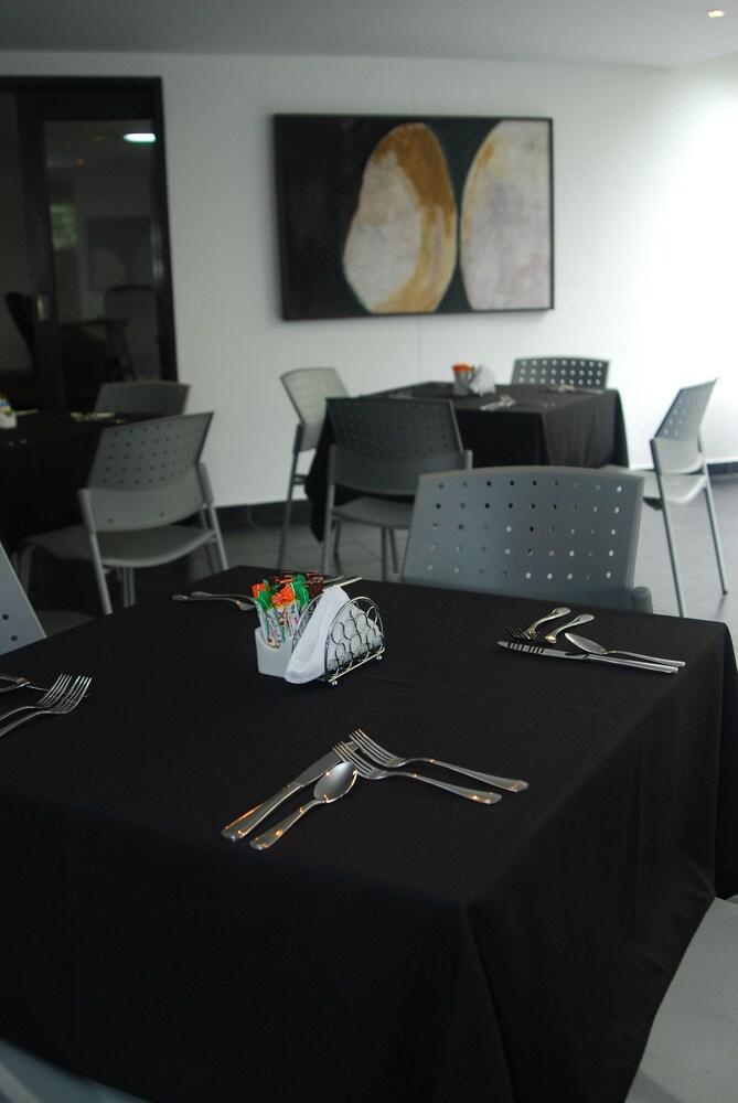 Cyan Suites Poblado By Mde Bnb Medellin Bagian luar foto