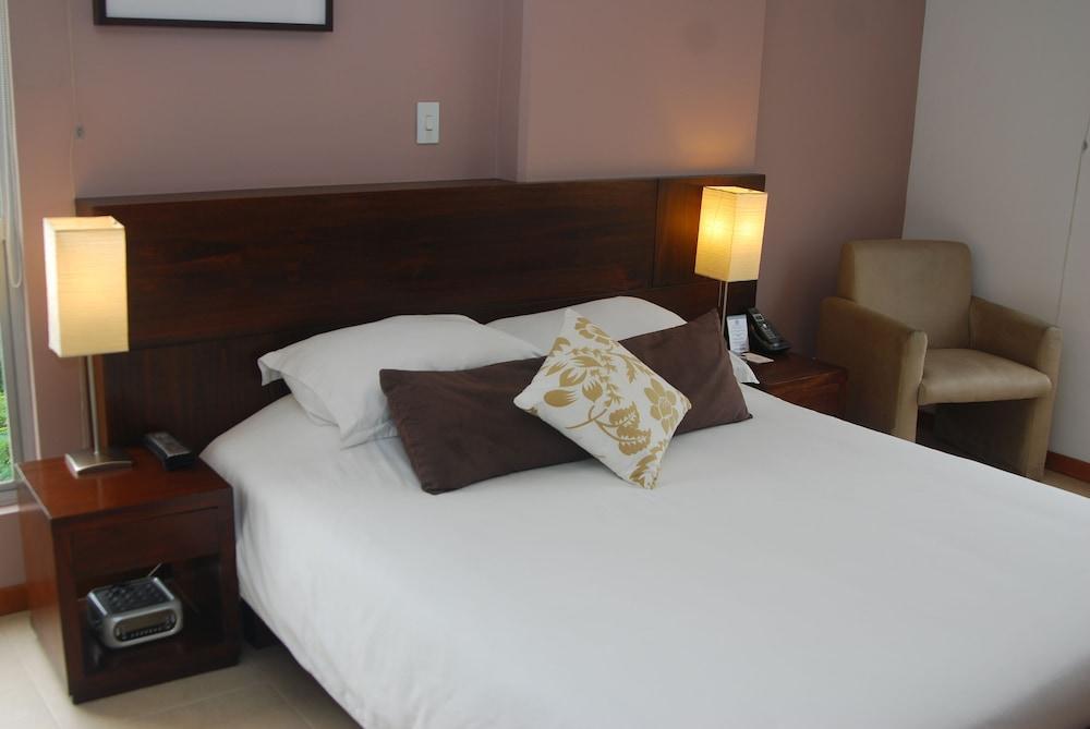 Cyan Suites Poblado By Mde Bnb Medellin Bagian luar foto